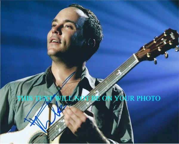 DAVE MATTHEWS AUTOGRAPHED PHOTO, DAVE MATTHEWS SIGNED 8x10 PHOTO PLAYING GUITAR, DAVE MATTHEWS BAND