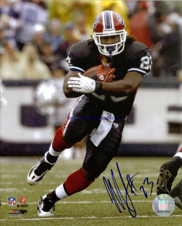 MARSHAWN LYNCH SIGNED 8x10 PHOTO